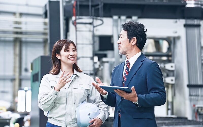 ISO担当者と話す工場の社員